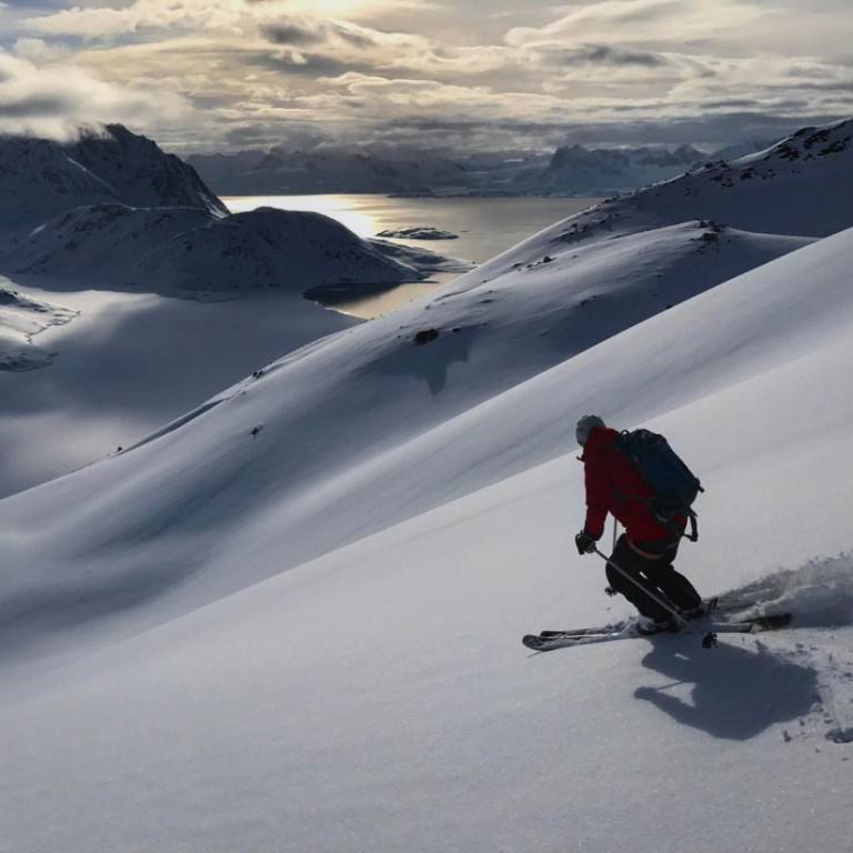 Carving smooth turns all the way down to the ocean is what heliskiing on the east coast of Greenland is all about and than repeating again and again.