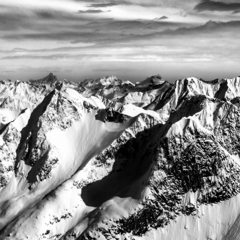 Endless granite peaks rising out of the vastness of the Greenland icecap with numerous hanging glaciers and great heliskiing terrain as far as the eye can see.  ©Eli Spiegel