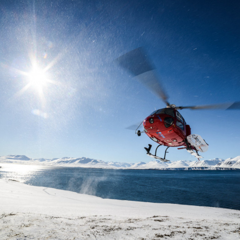 Helicopter landing at one of our pick-up spots ©Andrew Strain