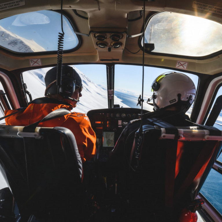 Guide and Pilot selecting the next landing spot ©Andrew Strain