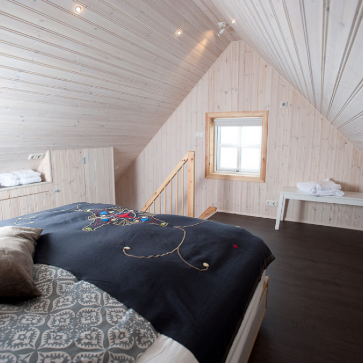 Upper loft of apartment with double bed (160cm). 2 apartments per cabin.