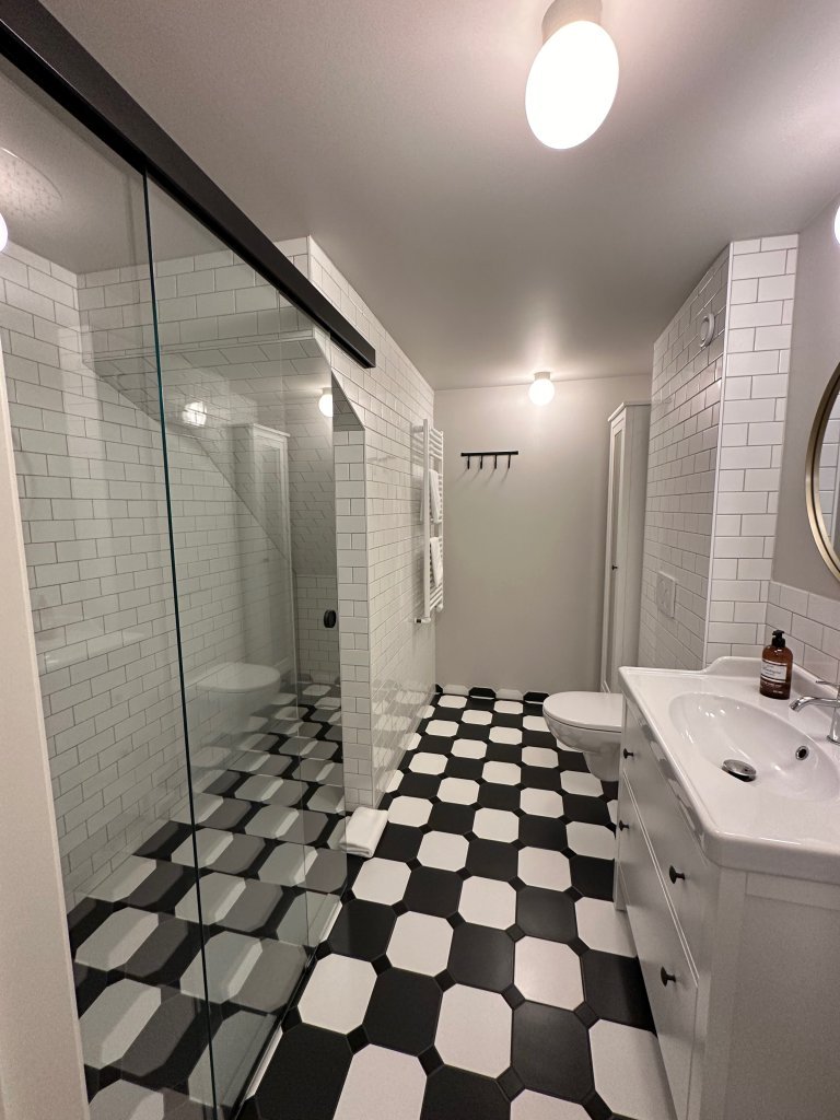 klg_sharedbathroom_downstairs.jpeg