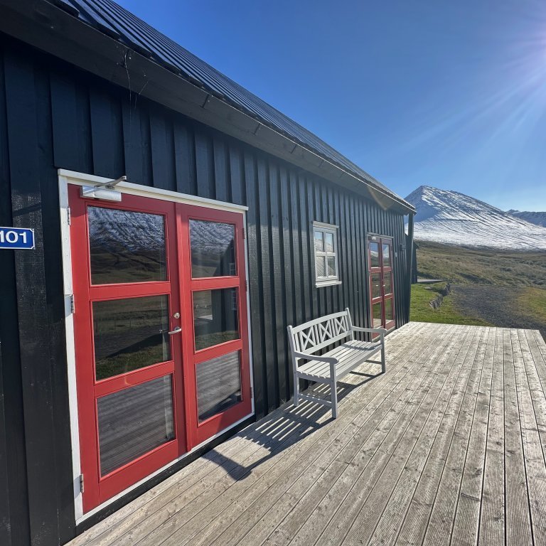 Guest Cabin, 2 apartments in each cabin, 4 guests per cabin. We have 4 cabins on the property, to accommodate 16 guests.