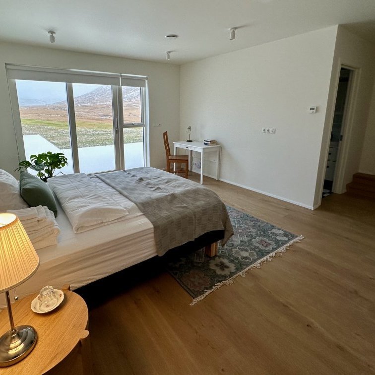 Master Suite on lower floor of the main house with ensuite bathroom. For a single guest or couple.