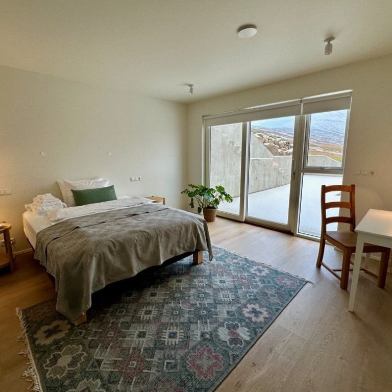 Master Suite on lower floor of the main house with ensuite bathroom. For a single guest or couple.