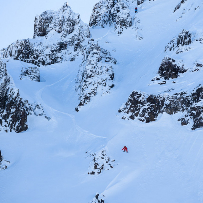 A snowboarder skiing down the mountain ©Andrew Strain