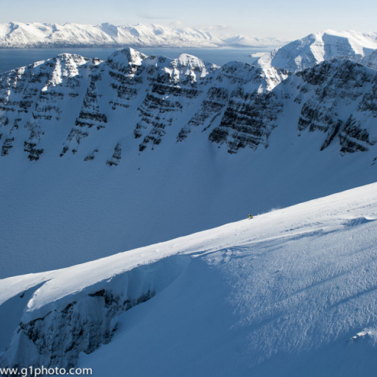 Heli skiing with an ocean background ©Yves Garneau