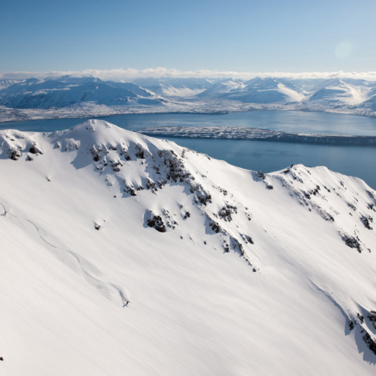 Skiing on the Gold Coast with a view over the Troll Peninsula