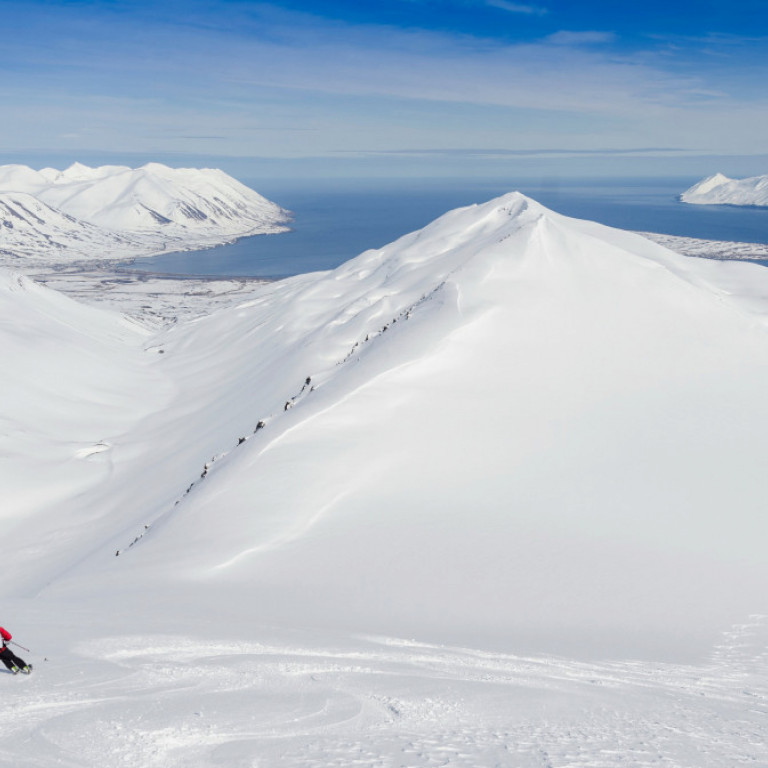Enjoying the views of the fjord while enjoying a perfect run ©Udo Bernhart