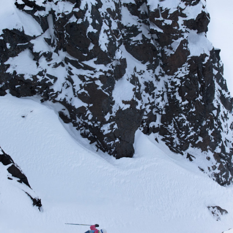 Skier Jess McMillan dropping into her line ©Richard Walch