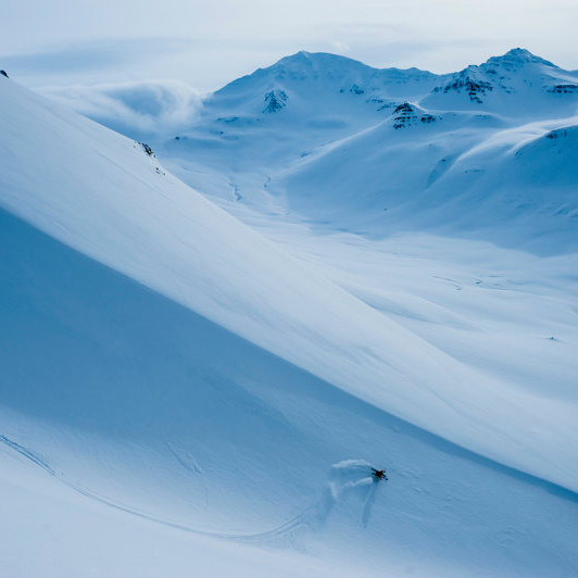 Carving the perfect turn on the Troll Peninsula in Iceland ©Mattias Fredriksson