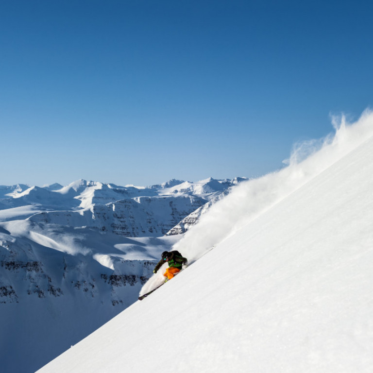 Skiing powder on the Troll Peninsula in Iceland ©Yves Garneau