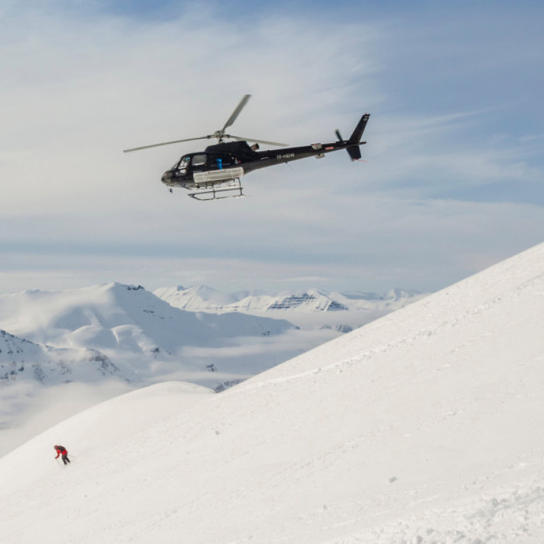 Arctic Heli Skiing helicopter heading down to meet the skiers ©Udo Bernhart