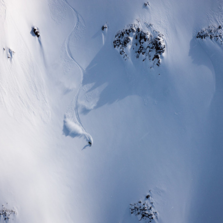 Skier finding the perfect line
