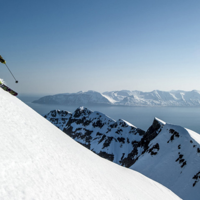 Skiing with the ocean in the background ©Yves Garneau