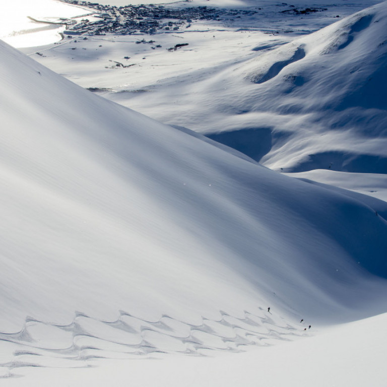 Skiing in Karlsadalur near the town of Dalvik ©Michael Neumann