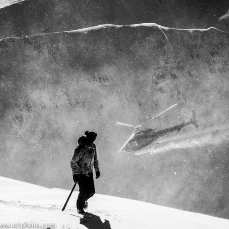 Putting in a post to mark the landing for the helicopter ©Yves Garneau